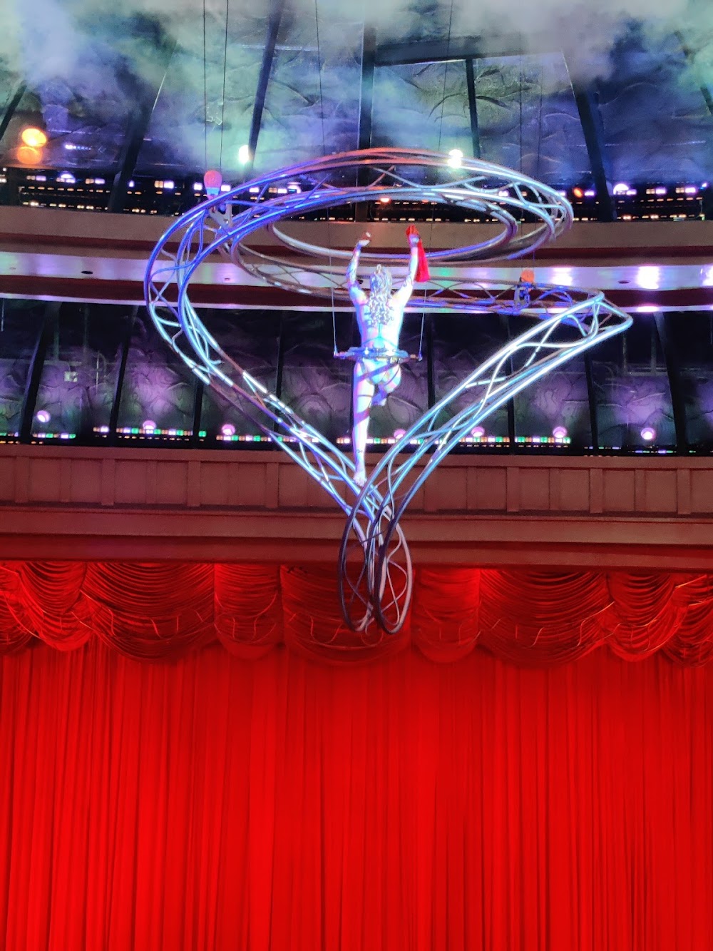 gem image "O" by Cirque du Soleil 3