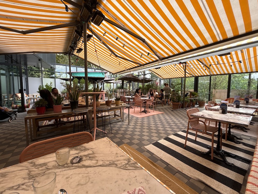 gem image Mama Restaurant Paris West 9